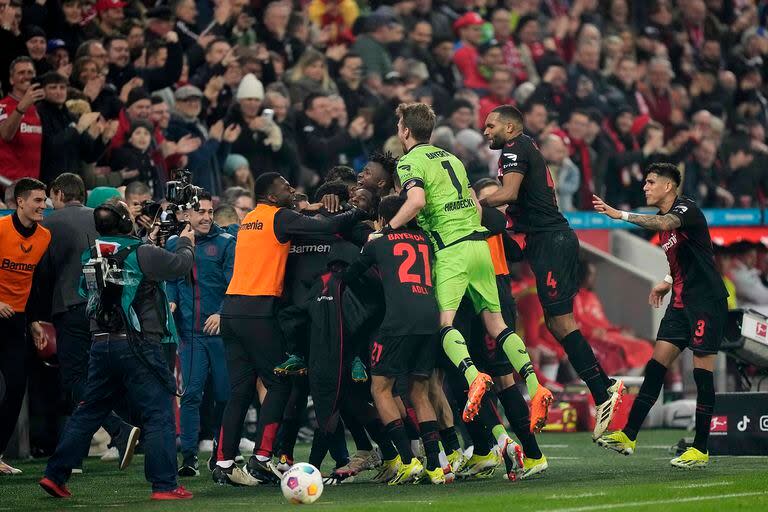 Los jugadores de Bayer Leverkusen celebran un gol de Jeremie Frimpong durante un partido por la Bundesliga con Bayern Münich