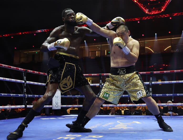 La derecha de Zhang llega plena al rostro de Wilder, que padeció la potencia del asiático