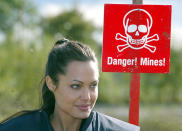 <p>Als Unterstützerin der Adopt-A-Minefield-Charity, die es sich zur Aufgabe gemacht hat, Landminen in Regionen wie Afghanistan, Kambodscha, Kroatien und Vietnam zu beseitigen, präsentierte sich Angelina Jolie 2002.<br>(Foto: interTOPICS/Empics) </p>