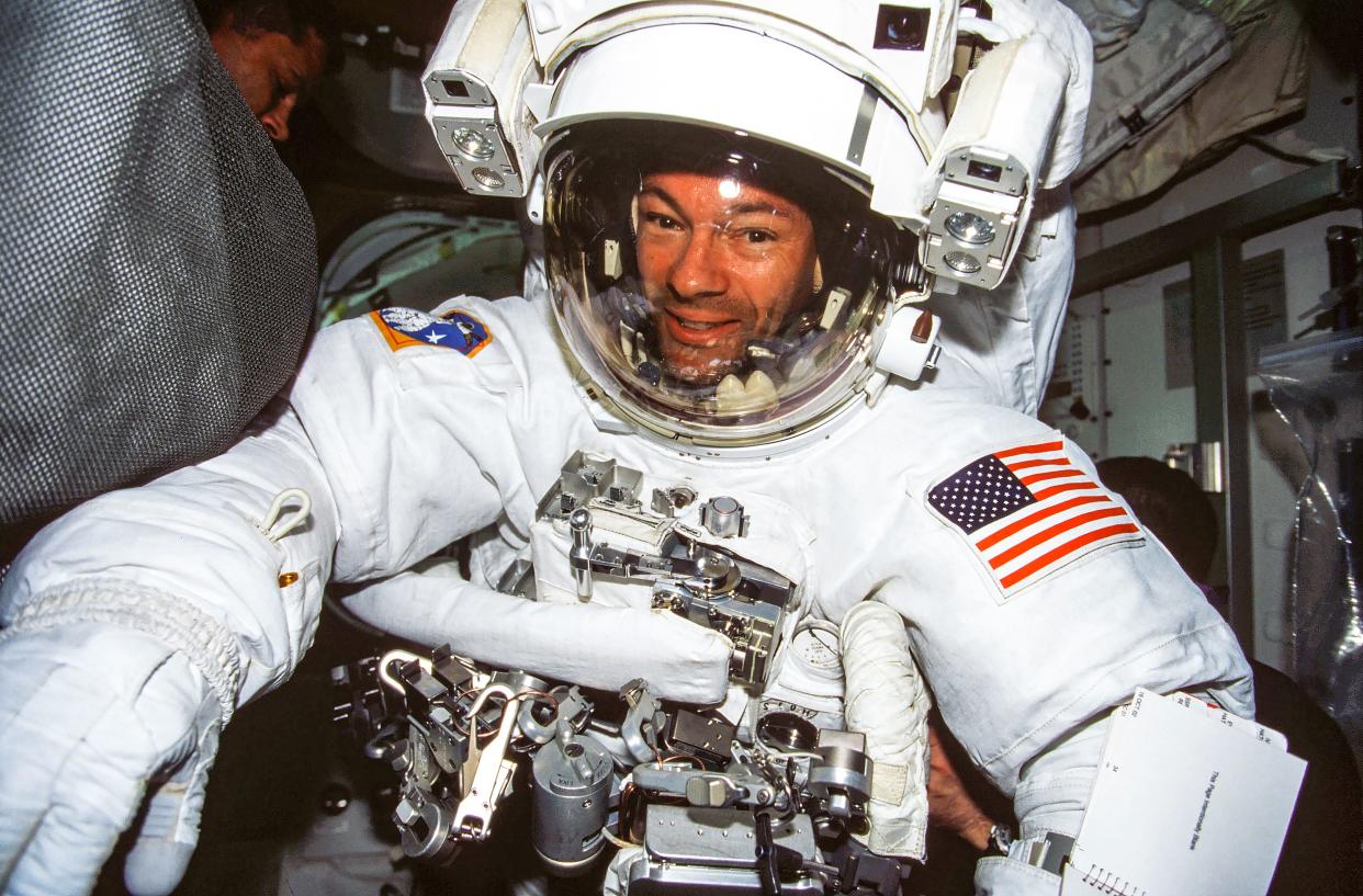 nasa astronaut michael lopez alegria space shuttle sts113 emu extravehicular mobility unit spacesuit spacewalk december 7 2002 iss005 366 029