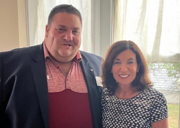 Scott Solomon (left) and New York Gov. Hochul (right) at a fundraising event for the governor's campaign in August 2022.