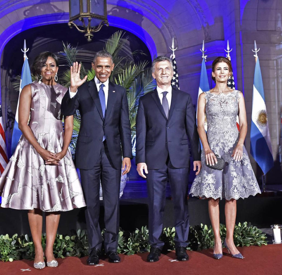 Juliana y los Obama. Aquí la vemos, en pleno saludo a la prensa, en el marco de la visita de Barack Obama, el Presidente de los Estados Unidos, y su esposa, Michelle.