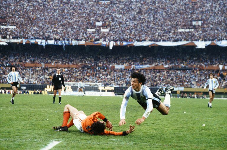 Alma y vida: Passarella en la final del 78, defendiendo contra el holandés Nanninga