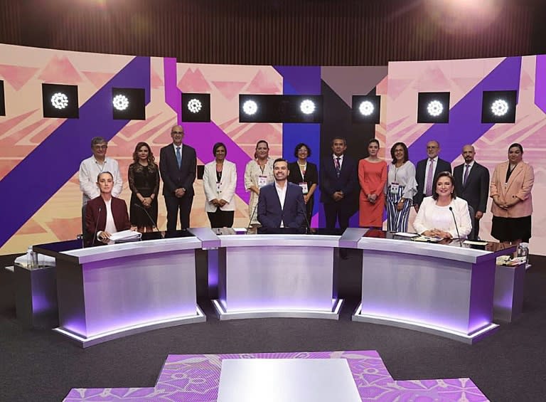 Los candidatos a la presidencia de México Claudia Sheinbaum (izq.), Jorge Álvarez Máynez y Xóchitl Gálvez debaten en televisión el 7 de abril de 2024 en Ciudad de México (-)