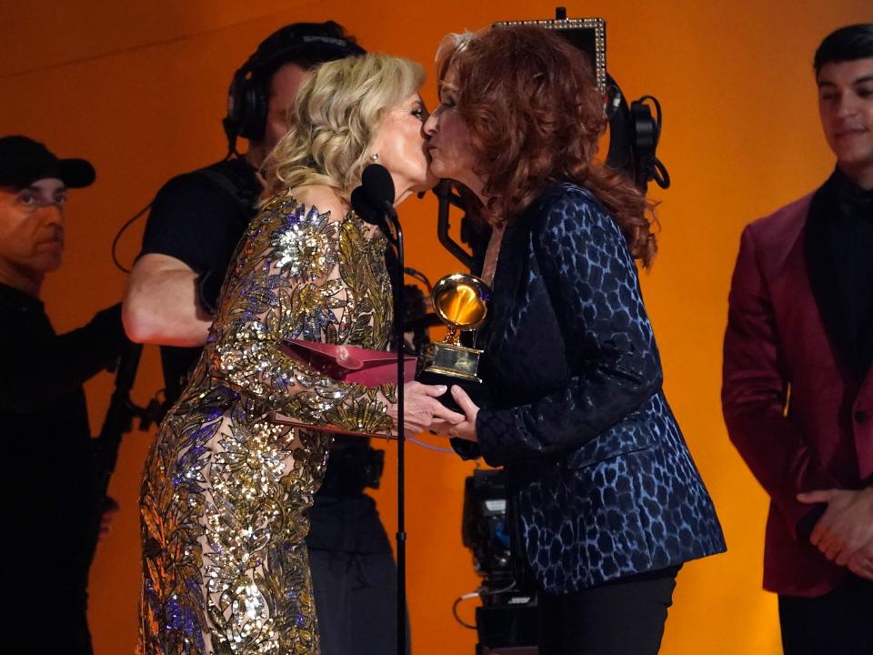 吉兒拜登在葛萊美頒獎典禮親吻邦妮雷特，恭喜她獲得年度歌曲。（AP）