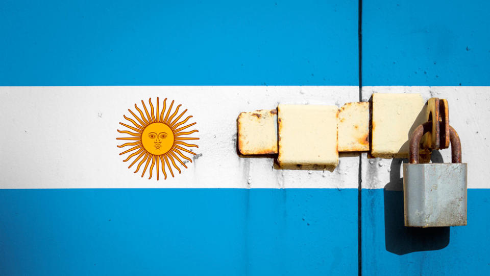 Bandera argentina con un candado