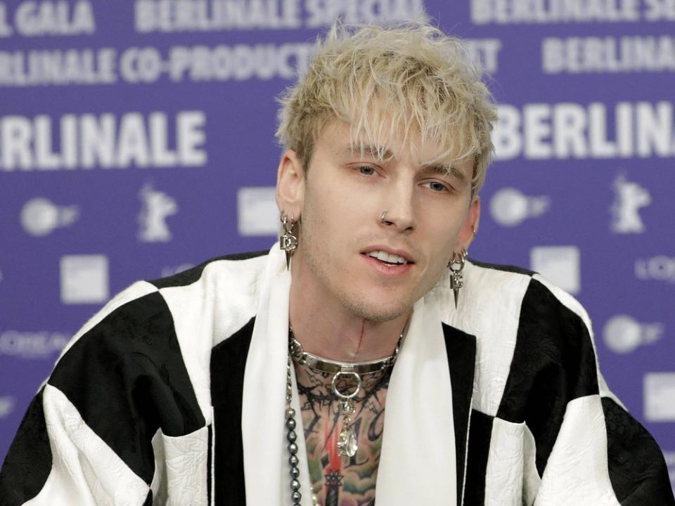 Machine Gun Kelly ist für seinen volltätowierten Körper bekannt. (Bild: imago/APress)