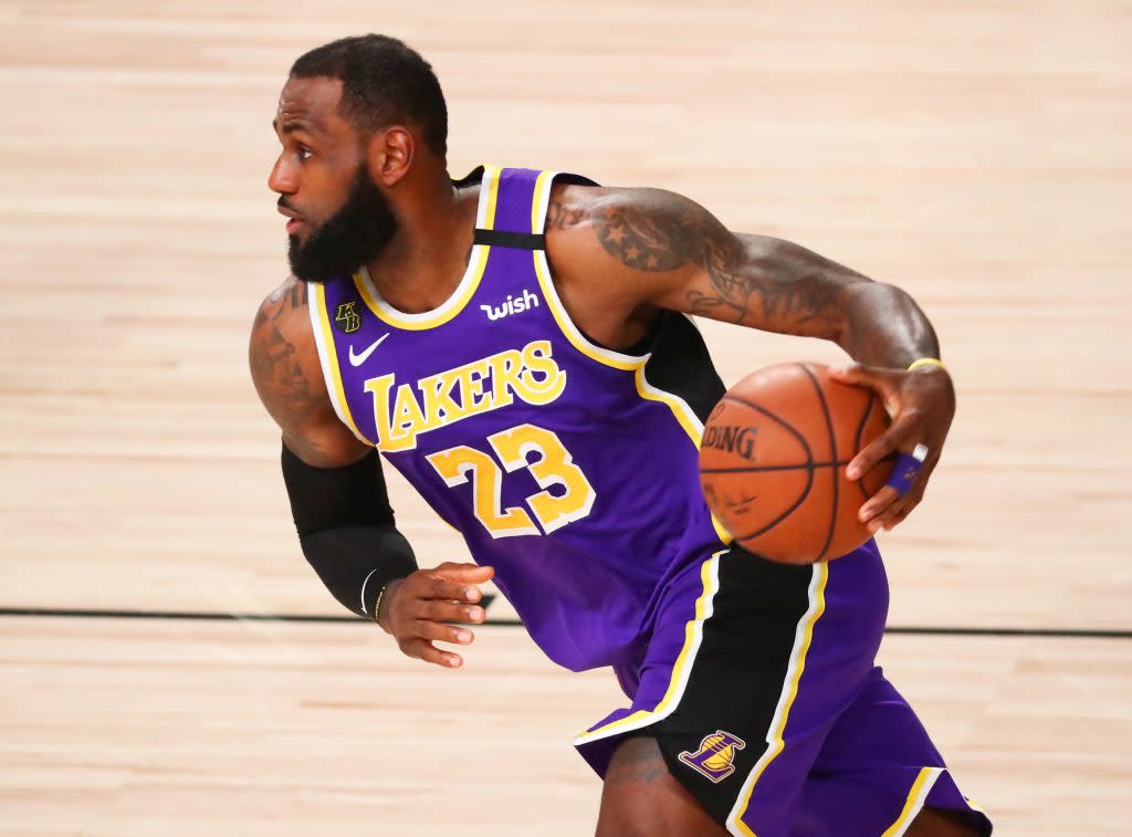 LeBron James reste au sommet des basketteurs les mieux payés.