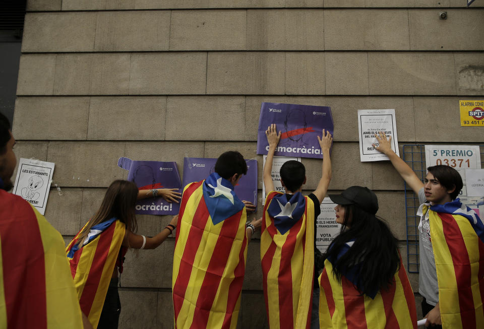 <p>Students fix banners on the wall regarding the referendum in Barcelona, Spain, Thursday, Sept. 28, 2017. Thousands of striking university students are marching through Barcelona to protest an intensifying central government crackdown on Sunday’s planned independence referendum in Catalonia. Banners reads in Catalan: “Democracy”. (Photo: Manu Fernandez/AP) </p>