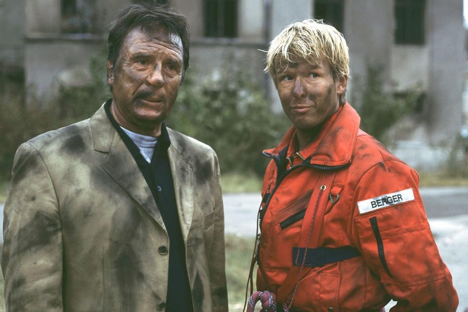 1984 übernahm Wennemann in der TV-Serie "Der Fahnder" die Hauptrolle und blieb ihr über 91 Folgen treu. Anschließend ermittelte er als Pfarrer in "Schwarz greift ein" und als Kommissar Schuster in "Medicopter 117" (Bild, links). Im Jahr 2000 erlag der Schauspieler dem Lungenkrebs. (Bild: RTL)