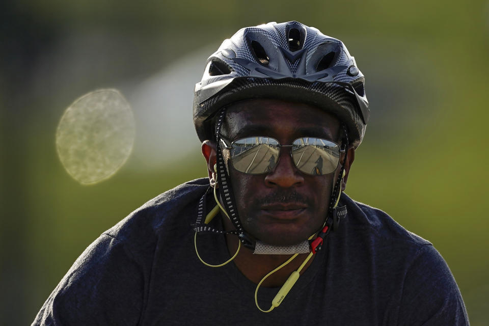 Las ciclovías se reflejan en las gafas para sol del ciclista que cruza el Puente Frederick Douglass en Washington, 8 de mayo de 2023. (AP Foto/Carolyn Kaster)