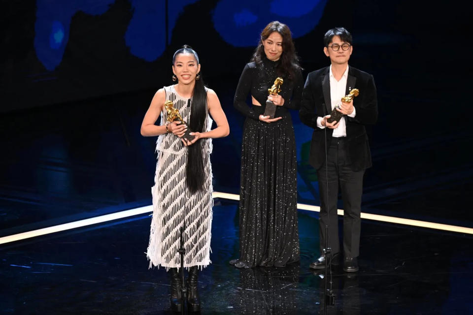 <strong>金曲新人洪佩瑜（左1）以《本日公休》歌曲〈同款〉獲頒最佳原創電影歌曲獎。（圖／金馬執委會提供）</strong>