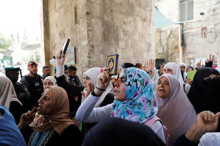 Palestinians shout slogans during a protest over Israel's new security measures at the compound housing al-Aqsa mosque, known to Muslims as Noble Sanctuary and to Jews as Temple Mount, in Jerusalem's Old City July 20, 2017. REUTERS/Ronen Zvulun