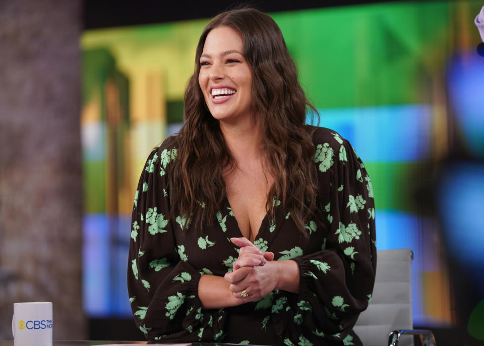 Ashley Graham shows off her growing baby bump. (Photo: Getty Images)