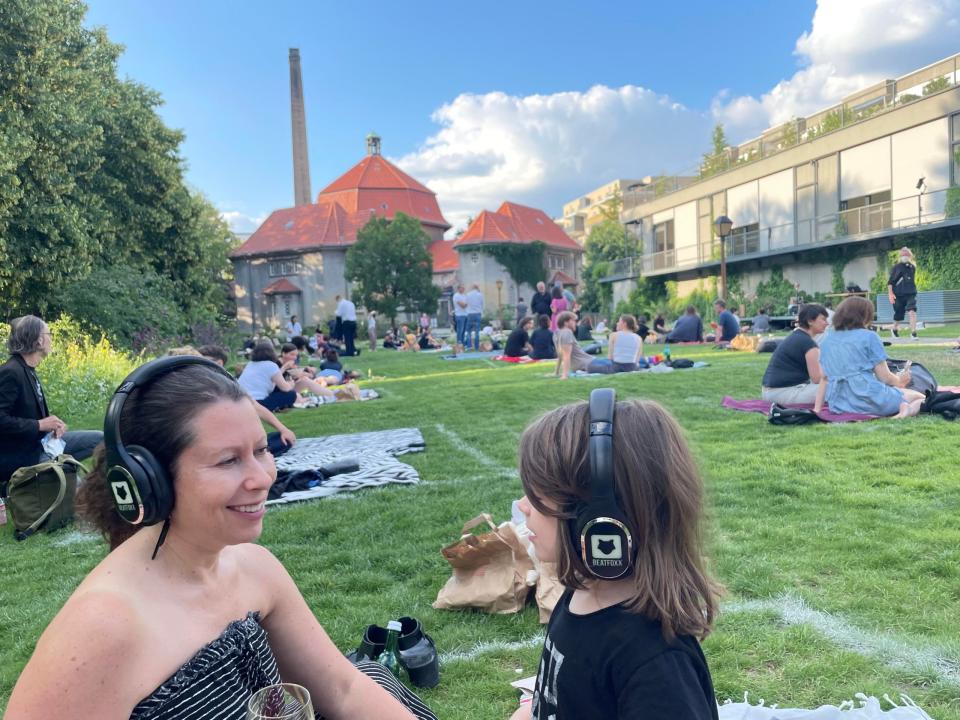 Die Autorin und ihr Sohn verbrachten einige Zeit in Berliner Grünanlagen, darunter auch dieses Hörfest auf dem Gelände des Silent Green, einem ehemaligen Krematorium in Berlin. - Copyright: JF Grossen