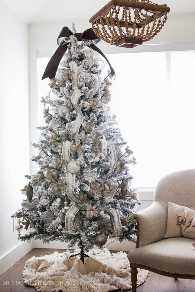 53 Exciting Silver And White Christmas Tree Decor Ideas - DigsDigs