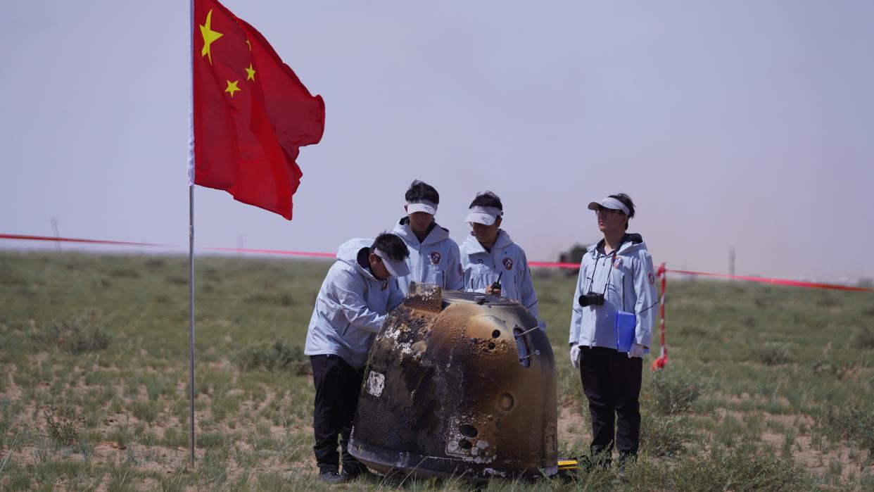  Officials prepare to recover the Chang'e-6 moon probe in its landing spot in Inner Mongolia on June 25, 2024. 