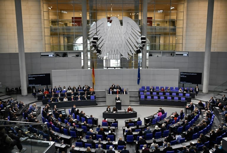 Das Bundesverfassungsgericht verhandelt zwei Tage lang über das neue Wahlrecht. Nach Karlsruhe zogen die CSU, die Unionsfraktion im Bundestag, die Linkspartei sowie die frühere Linksfraktion, die bayerische Staatsregierung und mehr als 4000 Menschen. (Tobias SCHWARZ)