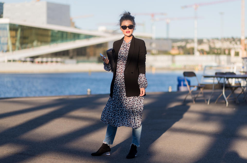 Ein dünnes Dress passt wunderbar zu einer engen Jeans und einem figurbetonten Blazer. (Bild: Christian Vierig/Getty Images)