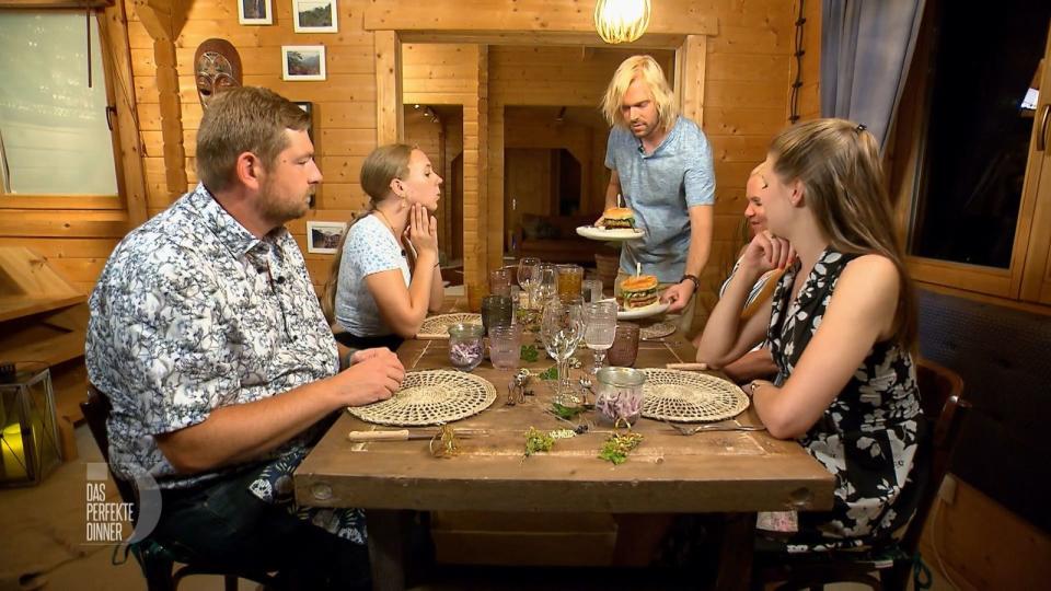 Nach der langen Wartezeit haben die Gäste richtig Hunger auf den Burger, von links: Marco, Anni, Tobi, Holly und Viki.
 (Bild: RTL)