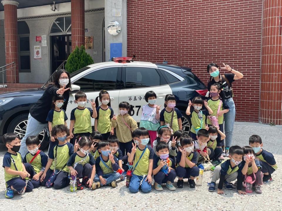 中市愛彌兒幼兒園的師生們日前參訪中市警五分局文昌派出所合影。(圖/記者謝榮浤翻攝) 