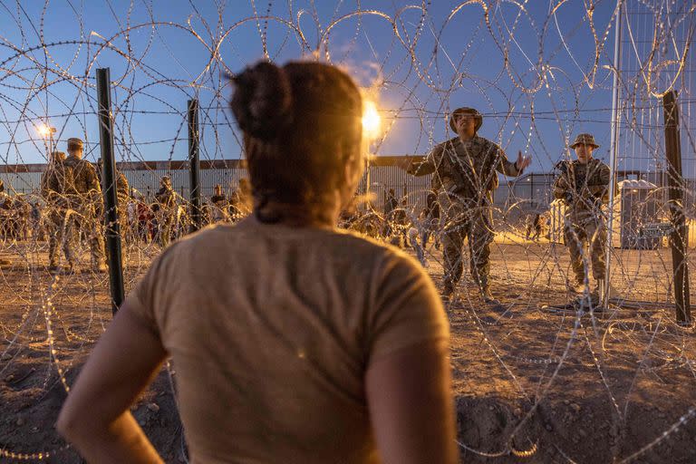 Soldados de la Guardia Nacional de Texas bloquean la entrada para que más migrantes ingresen a un campamento improvisado cerca de la valla fronteriza entre Estados Unidos y México el 11 de mayo de 2023 en El Paso, Texas