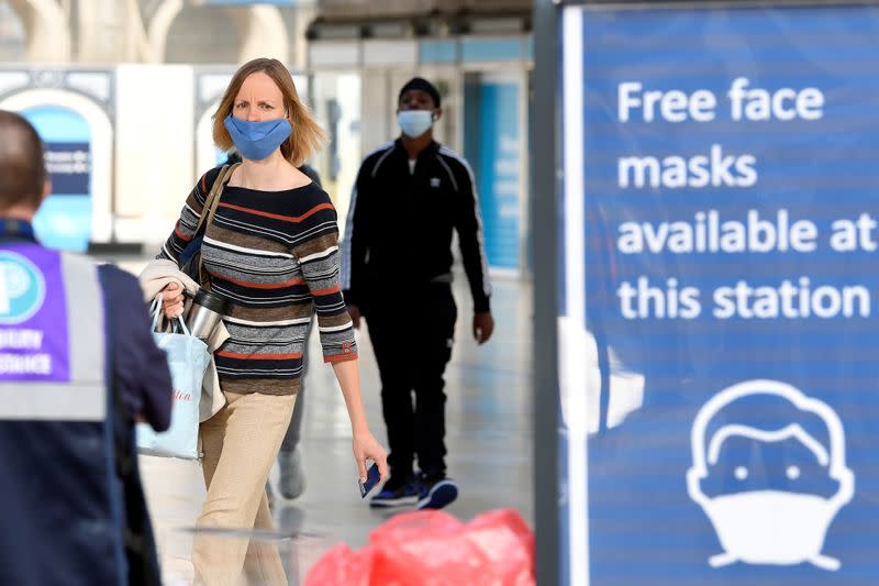 Los viajeros con mascarillas llegan a la estación de Paddington tras el brote de la enfermedad coronavirus (COVID-19) en Londres, Reino Unido, el 15 de junio de 2020