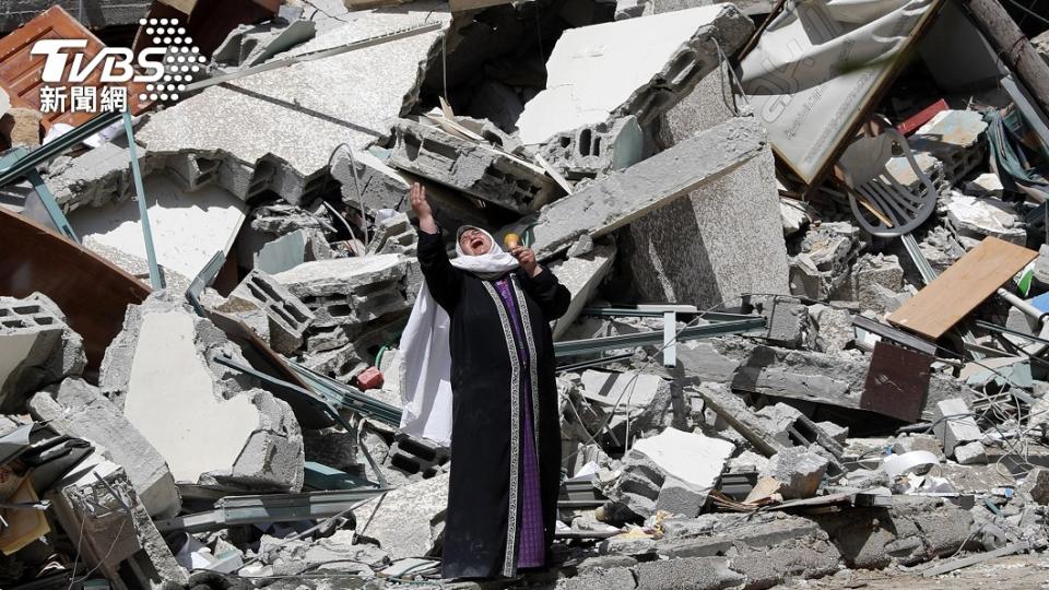 以軍空襲重創加薩市區，一名巴勒斯坦婦女看著被夷為平地的住宅痛哭失聲（圖／達志影像美聯社）