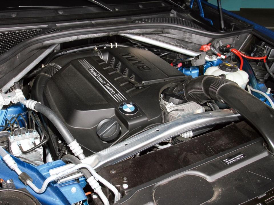 搭載3.0升直列六缸雙渦輪增壓汽油引擎，可輸出最大馬力306hp，和最大扭力40.8kgm。