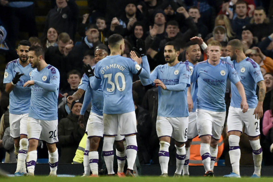 Los jugadores del Manchester City celebran luego del segundo tanto del cuadro durante el juego de la Liga Premier inglesa contra el Leicester, en Manchester, Inglaterra, el sábado 21 de diciembre de 2019. (AP Foto/Rui Vieira)