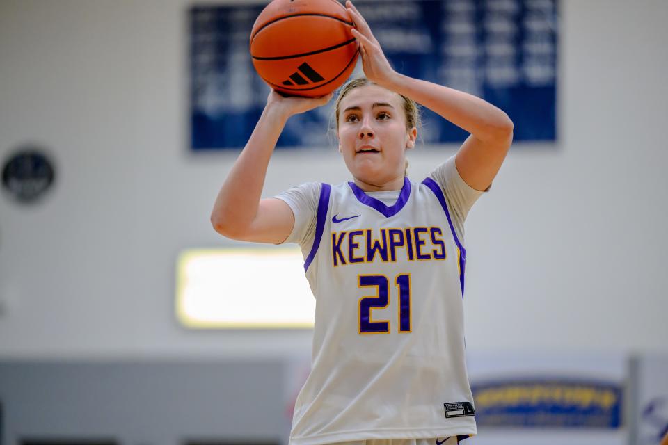 Hickman’s Ashtyn Klusmeyer (21) eyes her foul shot at Columbia College on Jan. 7, 2024, in Columbia, Mo.