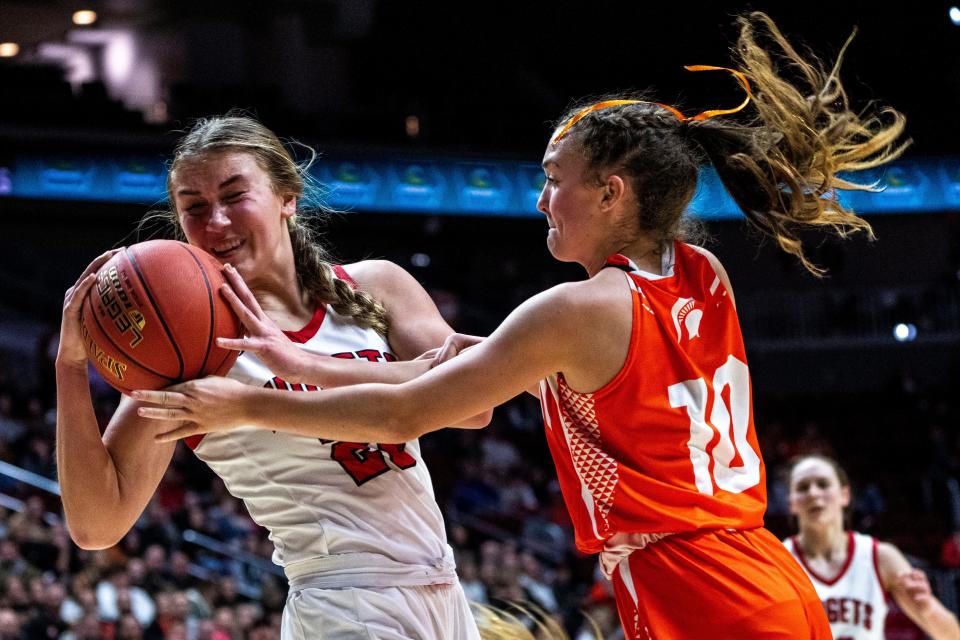 Solon's Mia Stahle, right, guards Estherville Lincoln Central's Jasey Anderson during Friday’s state championship game.
