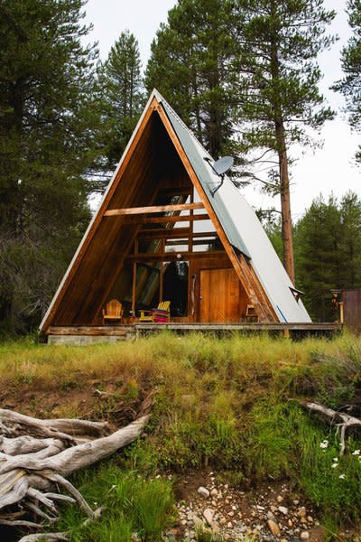 The Far Meadow A-frame by designer Heinz Legler, located about an hour’s drive from Yosemite, California, as featured in <i>Boutique Homes: Handpicked Vacation Rentals</i> (Avedition, 2017).