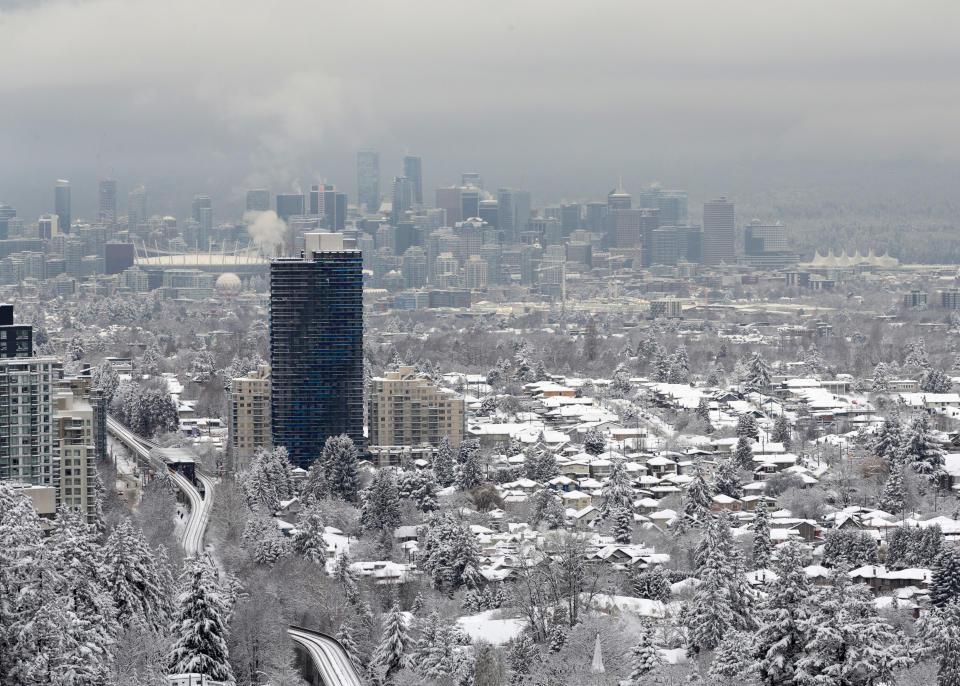 VANCOUVER, BRITISH COLUMBIA - DECEMBER 20: Snow blankets metro Vancouver amid a snowfall warning on December 20, 2022 in Vancouver, British Columbia, Canada. (Photo by Andrew Chin/Getty Images)