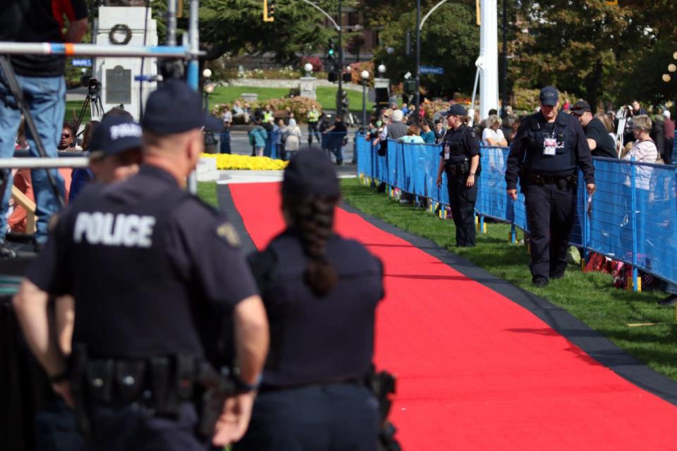 RCMP officers conduct a sweep as hundreds of people wait to greet the Duke and Duchess of Cambridge before their arrival at the B.C. Legislature in Victoria, B.C., Saturday, Sept 24, 2016. Photo: THE CANADIAN PRESS/Chad Hipolito