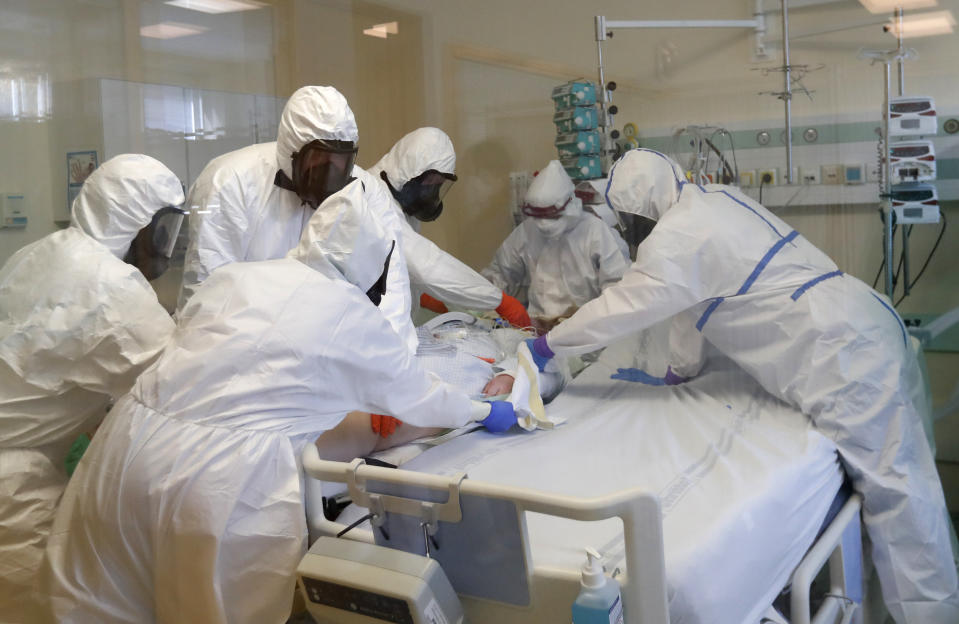 ARCHIVO - En esta imagen de archivo del 22 de octubre de 2020, trabajadores sanitarios trasladan a un paciente de COVID-19 desde una Unidad de Cuidados Intensivos en un hospital en Kyjov a otro hospital en Brno, República Checa. (AP Foto/Petr David Josek, Archivo)