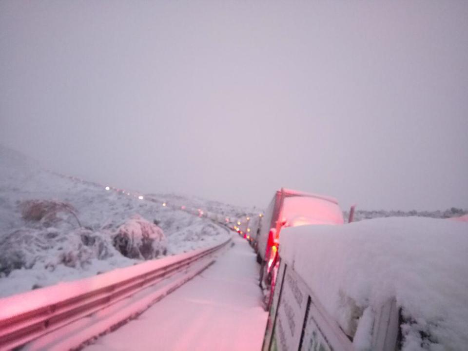 <p>LINARES, NUEVO LEÓN, 08DICIEMBRE2017.- La carretera a Linares permanece cerrada debido a las precipitaciones que se han presentado durante la madrugada y mañana del viernes 8 de diciembre por bajas temperaturas.<br> FOTO: CUARTOSCURO.COM </p>