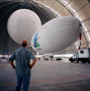 Auch der Cargolifter ist eine Erfindung aus dem Jahr 1994, die ihre Markteinführung nie erlebte. Der riesige Transportluftballon sollte gigantische Lasten über weite Strecken bewegen, doch die Idee scheiterte bereits an der Finanzierung – von den technischen Schwierigkeiten, die auf die Entwickler vermutlich noch zugekommen wären, ganz zu schweigen. Die bereits in Brandenburg gebaute Werft wurde inzwischen in das Spaßbad Tropical Islands umgestaltet. (Bild-Copyright: Graham Barclay/Getty Images)