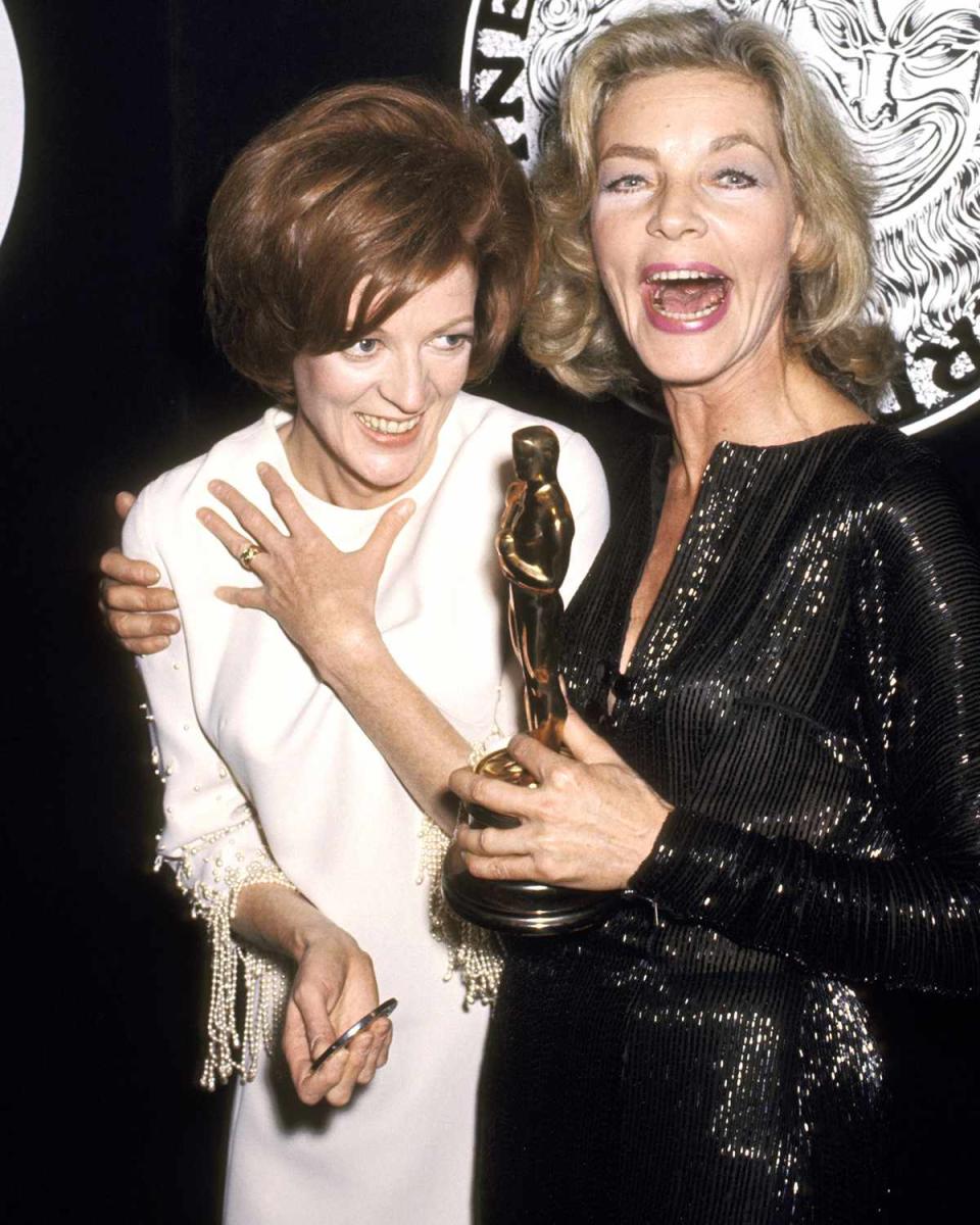 <p>In 1970, Smith got the giggles at the Tony Awards with fellow legendary actress Lauren Bacall.</p>