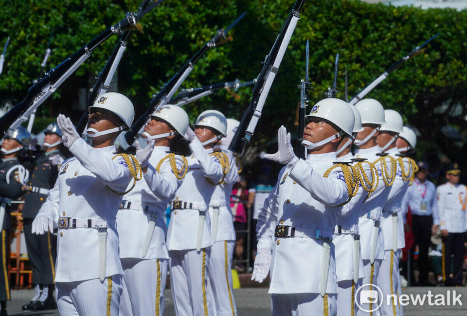 國軍三軍儀隊隊員頂著大太陽在總統府前演出，不少儀隊隊員臉上滿滿都是汗水。   圖：張良一/攝