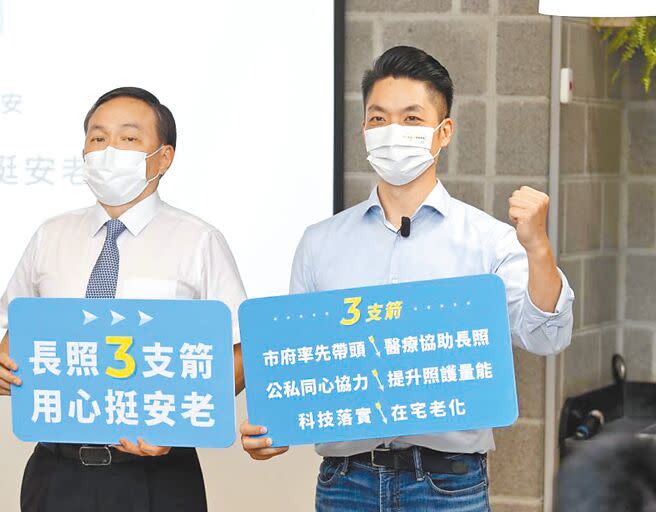 國民黨台北市長候選人蔣萬安（右）的長照政策主張增加台北市立聯合醫院系統500張長期照護床位，遭台北市長柯文哲痛批「幹話、草包」。圖為今年9月蔣萬安與台北市前副市長邱文祥（左）一同發布「長照3支箭用心挺安老」政策。（本報資料照片）