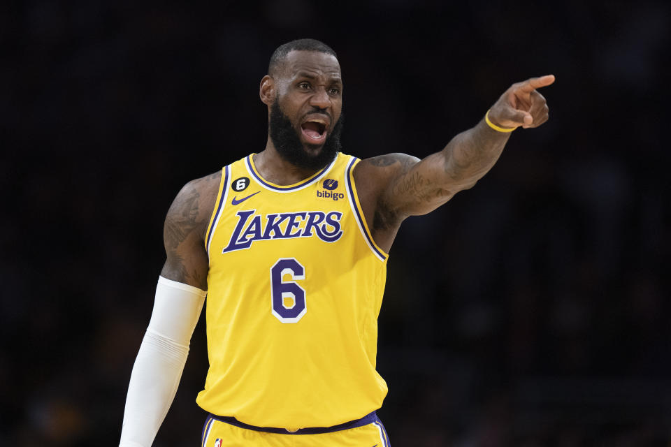 LeBron James奮戰45分鐘力繳22分20籃板7助攻成績，率領湖人在延長賽中戰勝灰熊。 (AP Photo/Jae C. Hong)