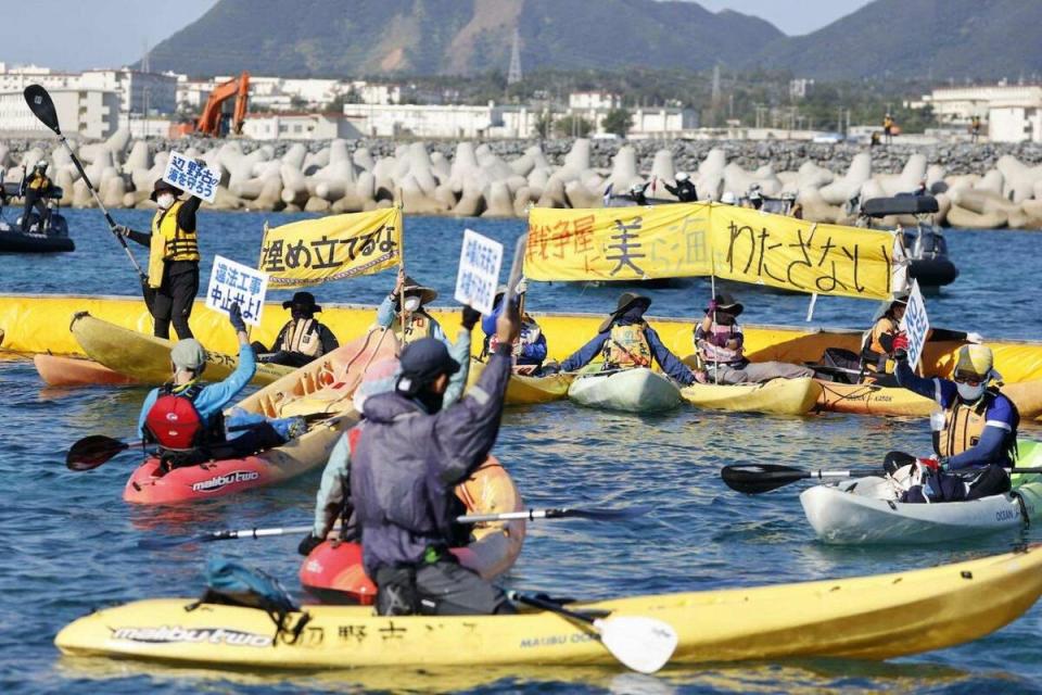 沖繩居民因不滿駐日美軍對當地環境破壞，甚至是對女子的性暴力及謀殺事件，齊聲發動反對美軍基地運動。   圖：取自「X」@OliviaTasevski