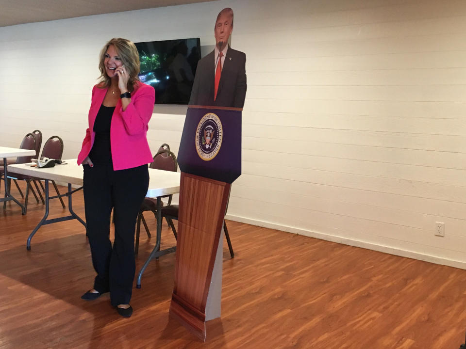 Kelli Ward receives Sean Hannity’s endorsement in the middle of a campaign stop at the Sun Lakes Country Club in Sun Lakes, Ariz. (Photo: Andrew Romano/Yahoo News)