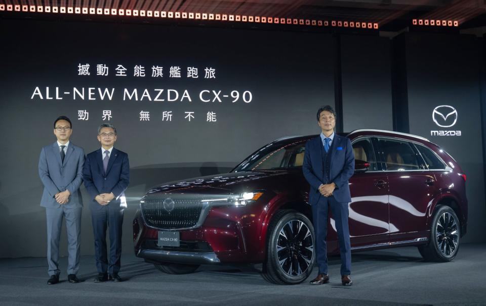 (依序由右而左) MAZDA 株式会社全球行銷暨銷售本部部長 山本次郎、MAZDA MOTOR TAIWAN 總經理 劉建良 與行銷部部長 秦聖傑 一同宣佈 MAZDA 全新世代品牌旗艦跑旅 ALL-NEW MAZDA CX-90 以 179 萬元起的正式售價搶占豪華七人座與旗艦商務六人座休旅市場。(圖片提供：台灣馬自達)