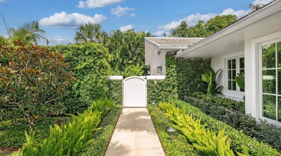 Just sold for a recorded $9.55 million, a house at 231 El Dorado Lane on the North End of Palm Beach has gated gardens.