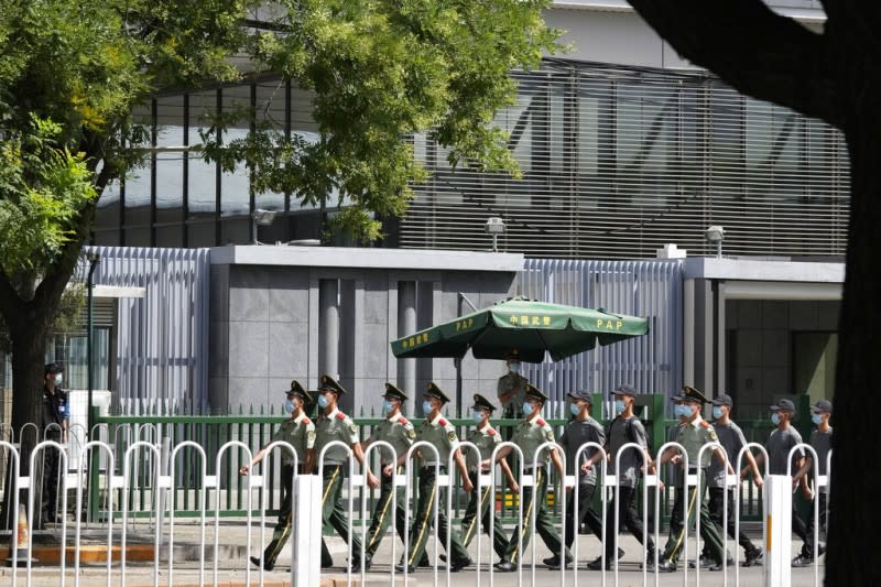 2022年7月9日，日本駐北京大使館因為前首相安倍晉三遭刺殺身亡降半旗致哀，中國武警正好在使館外巡邏。（美聯社）