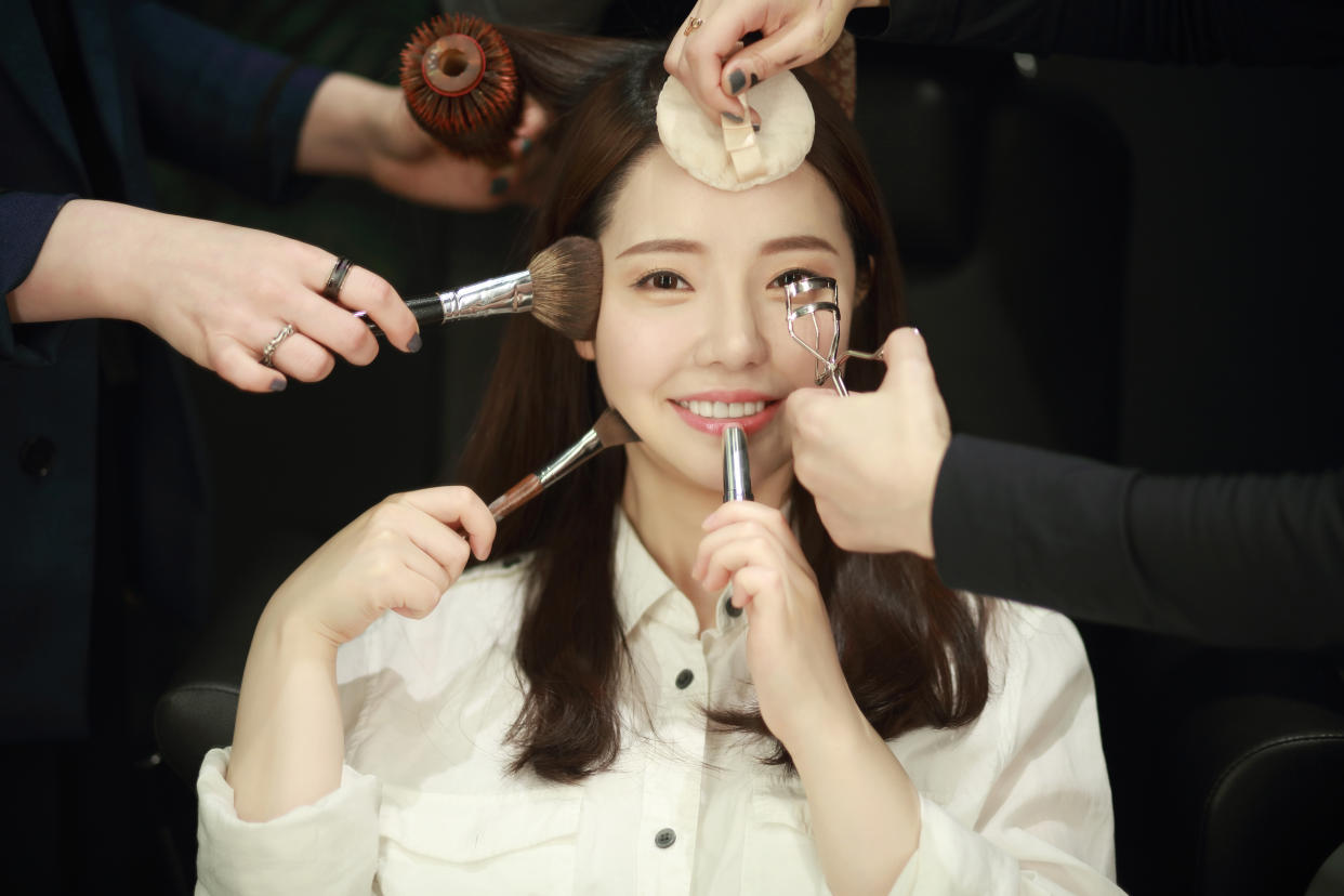 Unter K-Beauty versteht die Schönheitsindustrie eine aufwendige Kosmetik-Routine aus Südkorea, die bis zu zwölf Schritte beinhalten kann. Und das, bevor überhaupt Farbe ins Spiel kommt. Foto: Symbolbild / gettyimages / RUNSTUDIO