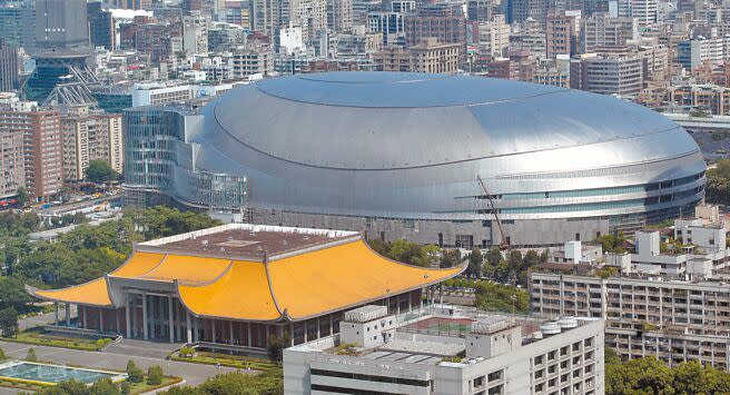 遠東SOGO百貨結合大巨蛋體育館，打造提供購物、餐飲、休閒娛樂的新地標「遠東SOGO CITY」，預計於2024年第四季後陸續開幕。圖為台北大巨蛋及國父紀念館。（本報資料照片）