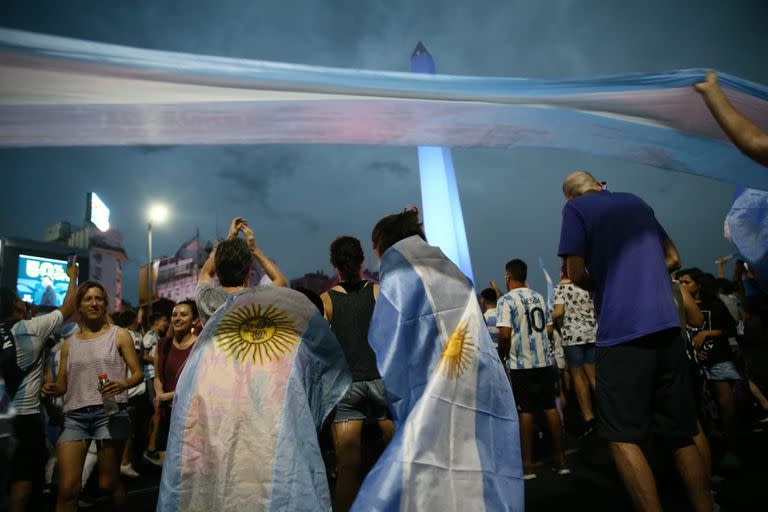 A pesar de la lluvia mucha gente festejó el triunfo de la Selección Argentina en el Obelisco